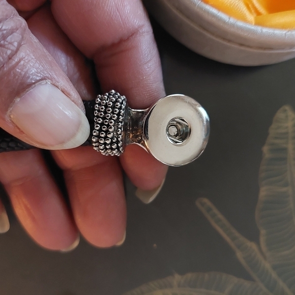 Interchangeable Unisex Pendant Bracelet (includes 2 pendants) - Picture 6 of 8